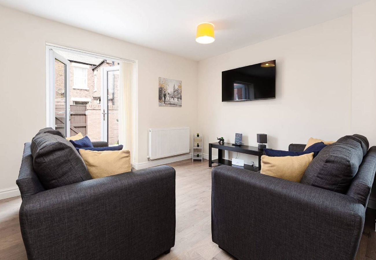 House in Preston - Oxheys House | 5 Bedrooms Contractors Parking 