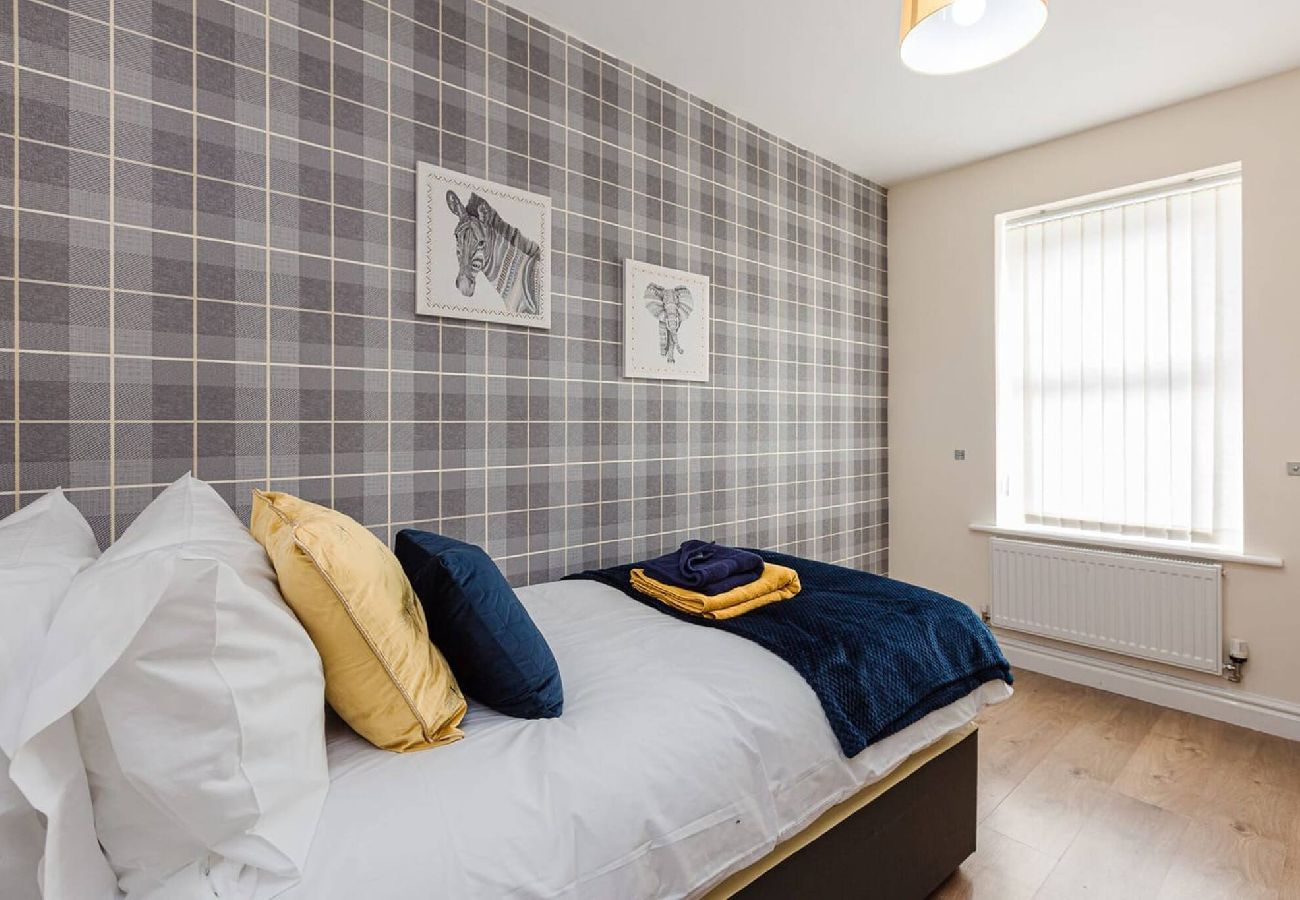 House in Preston - Oxheys House | 5 Bedrooms Contractors Parking 