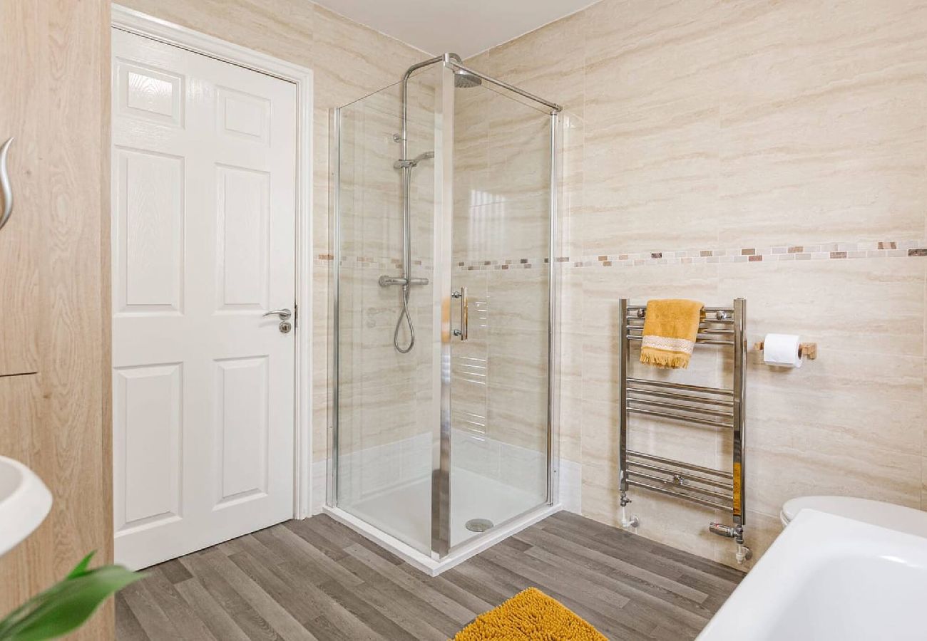 House in Preston - Oxheys House | 5 Bedrooms Contractors Parking 