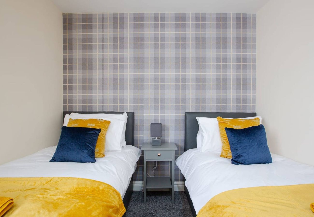 House in Preston - Oxheys House | 5 Bedrooms Contractors Parking 