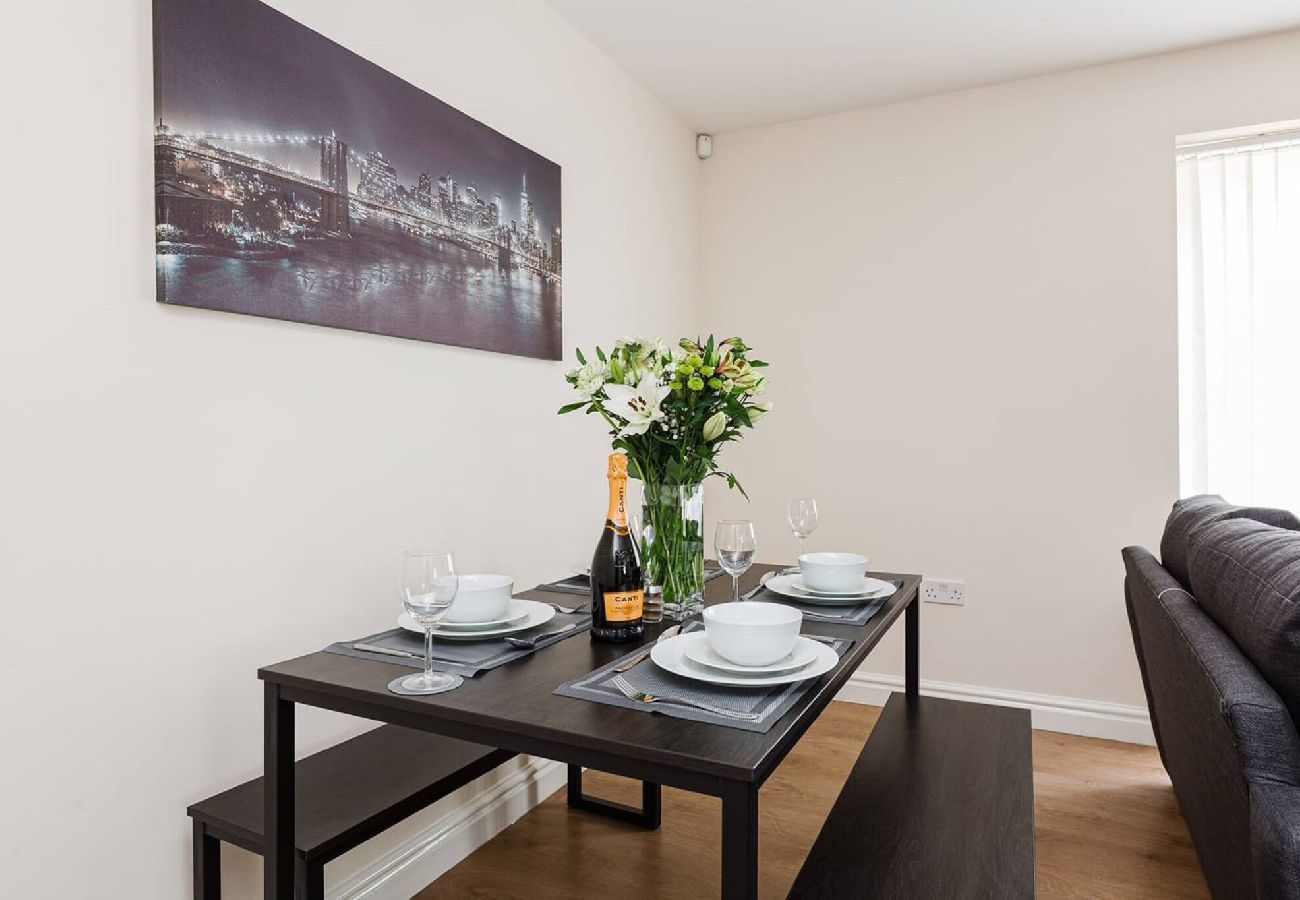 House in Preston - Oxheys House | 5 Bedrooms Contractors Parking 