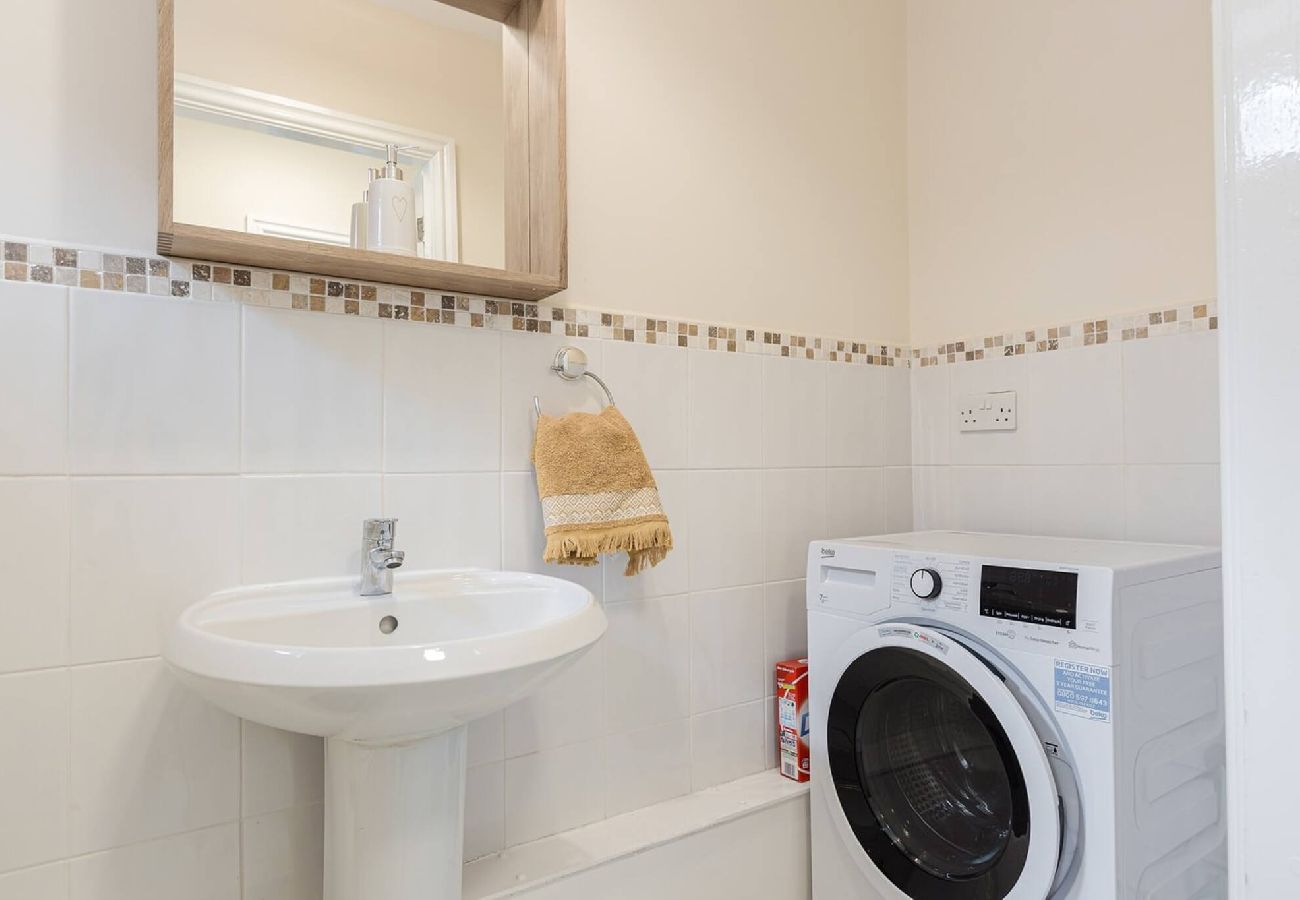 House in Preston - Oxheys House | 5 Bedrooms Contractors Parking 