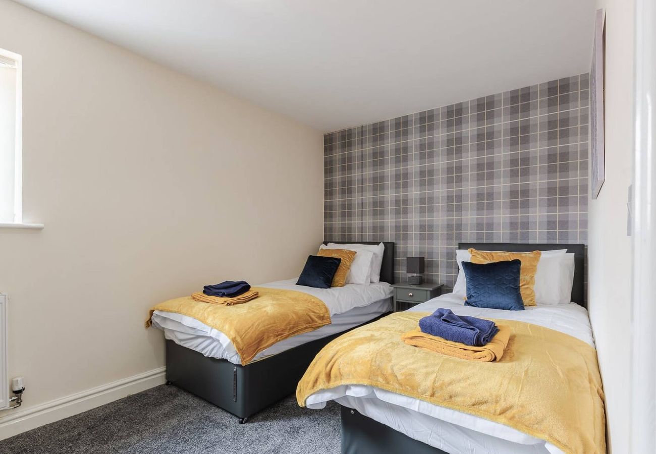 House in Preston - Oxheys House | 5 Bedrooms Contractors Parking 