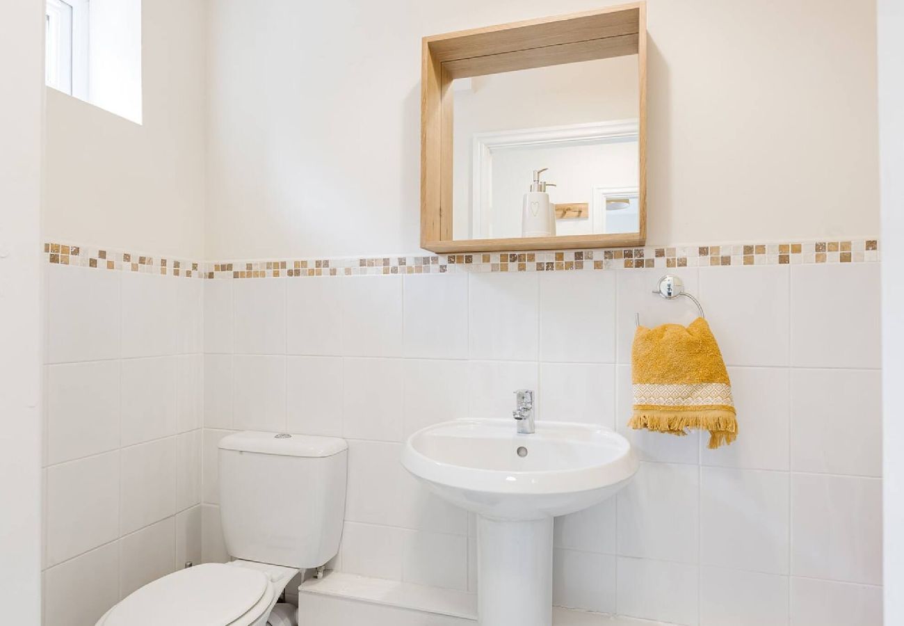 House in Preston - Oxheys House | 5 Bedrooms Contractors Parking 