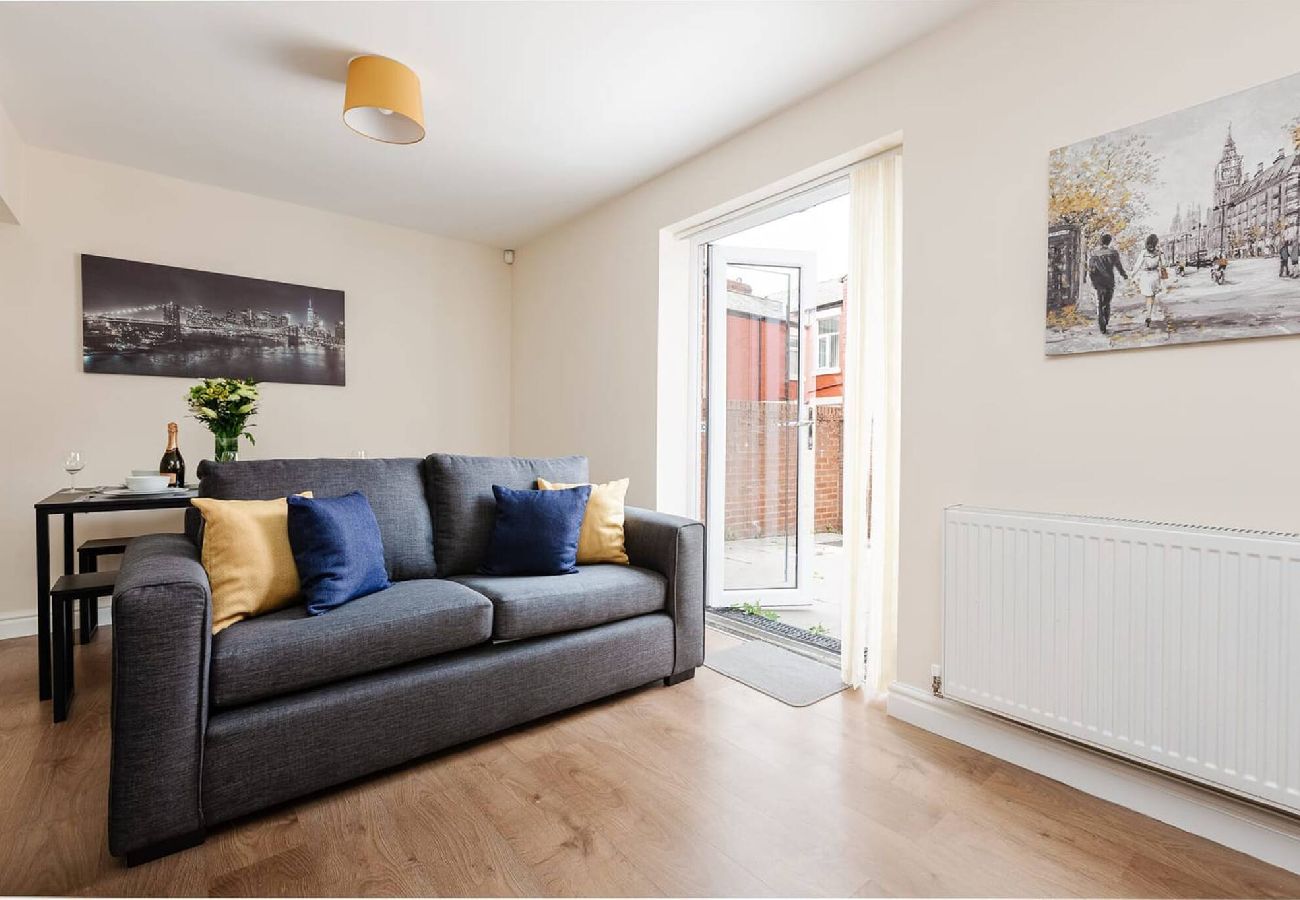 House in Preston - Oxheys House | 5 Bedrooms Contractors Parking 