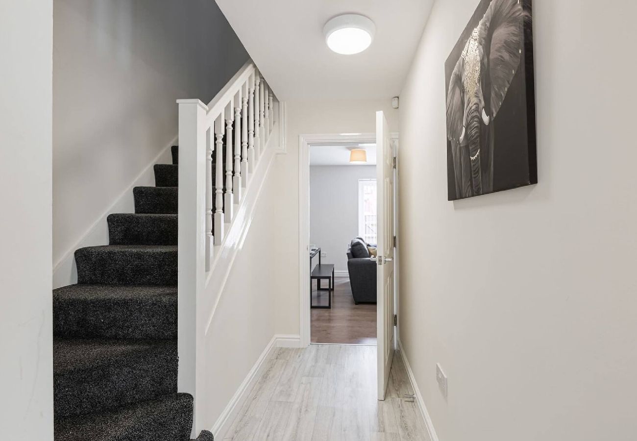 House in Preston - Oxheys House | 5 Bedrooms Contractors Parking 