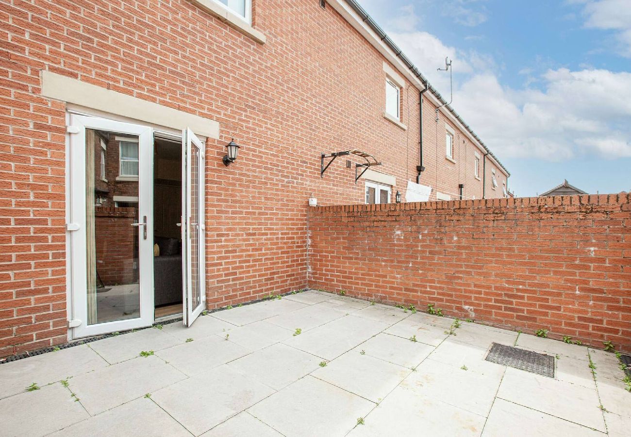 House in Preston - Oxheys House | 5 Bedrooms Contractors Parking 