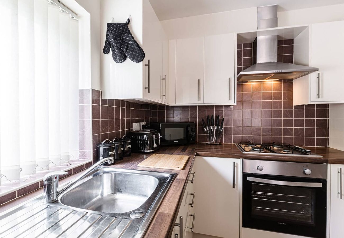 House in Preston - Oxheys House | 5 Bedrooms Contractors Parking 