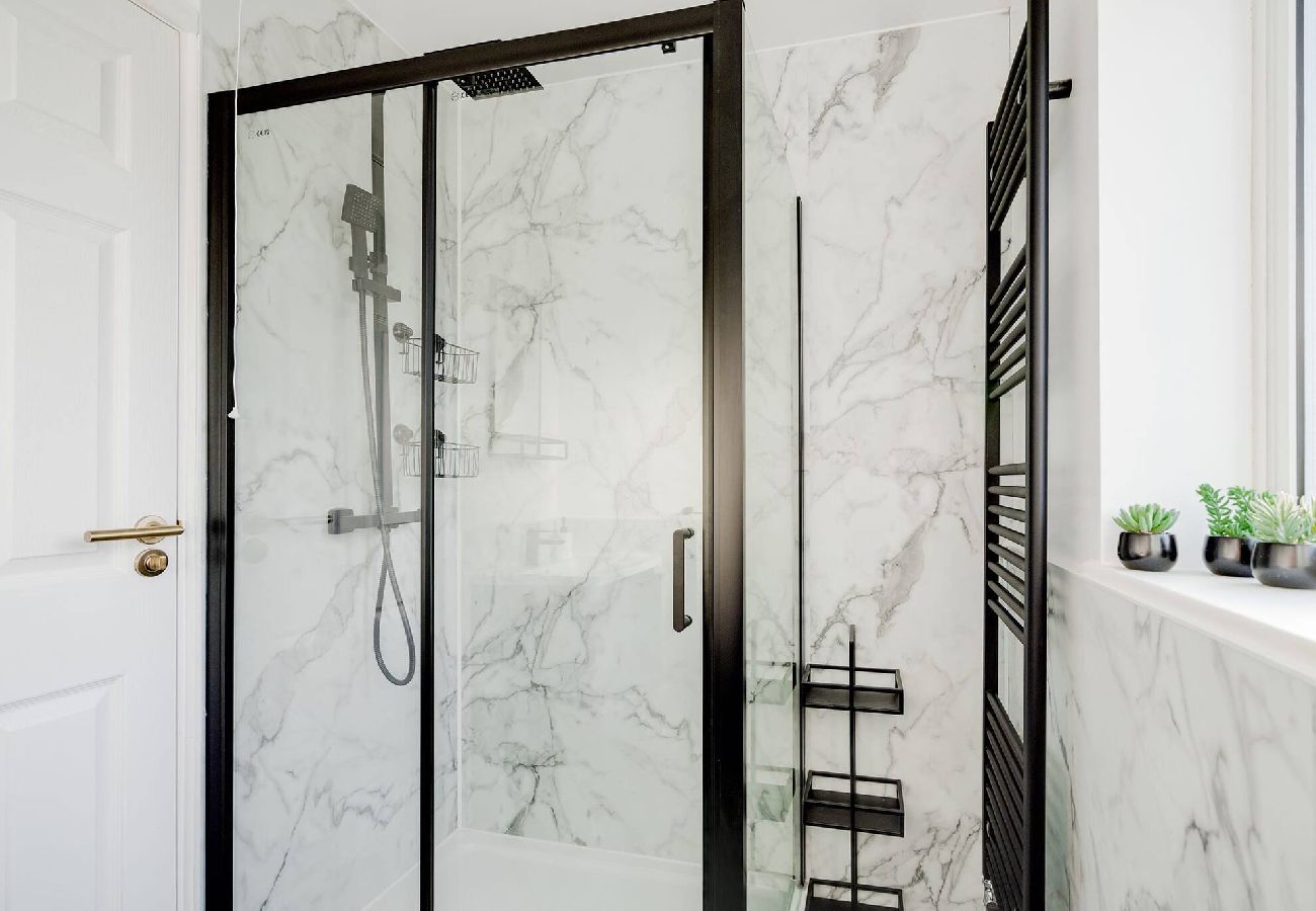 House in Leyland - Leyland House - Private Parking Free Wi-Fi Garden 