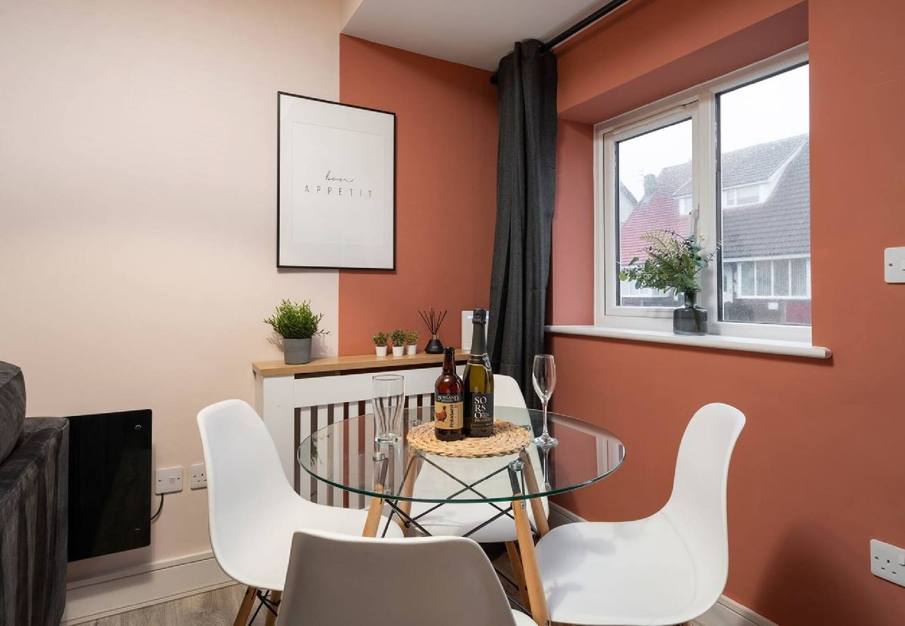 Apartment in Thornton-Cleveleys - Beach Apartment - 2 Bedrooms Free WiFi Parking 