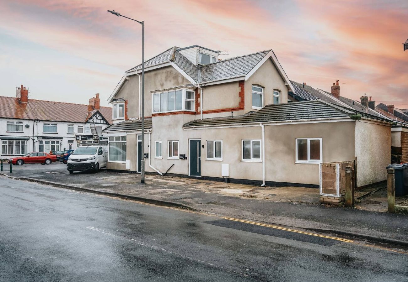 Apartment in Thornton-Cleveleys - Beach Apartment - 2 Bedrooms Free WiFi Parking 