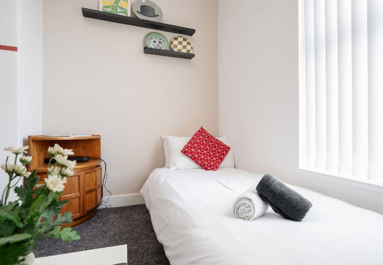 Apartment in Southport - Santiago 2 Southport - Free Private Parking Wi-Fi 