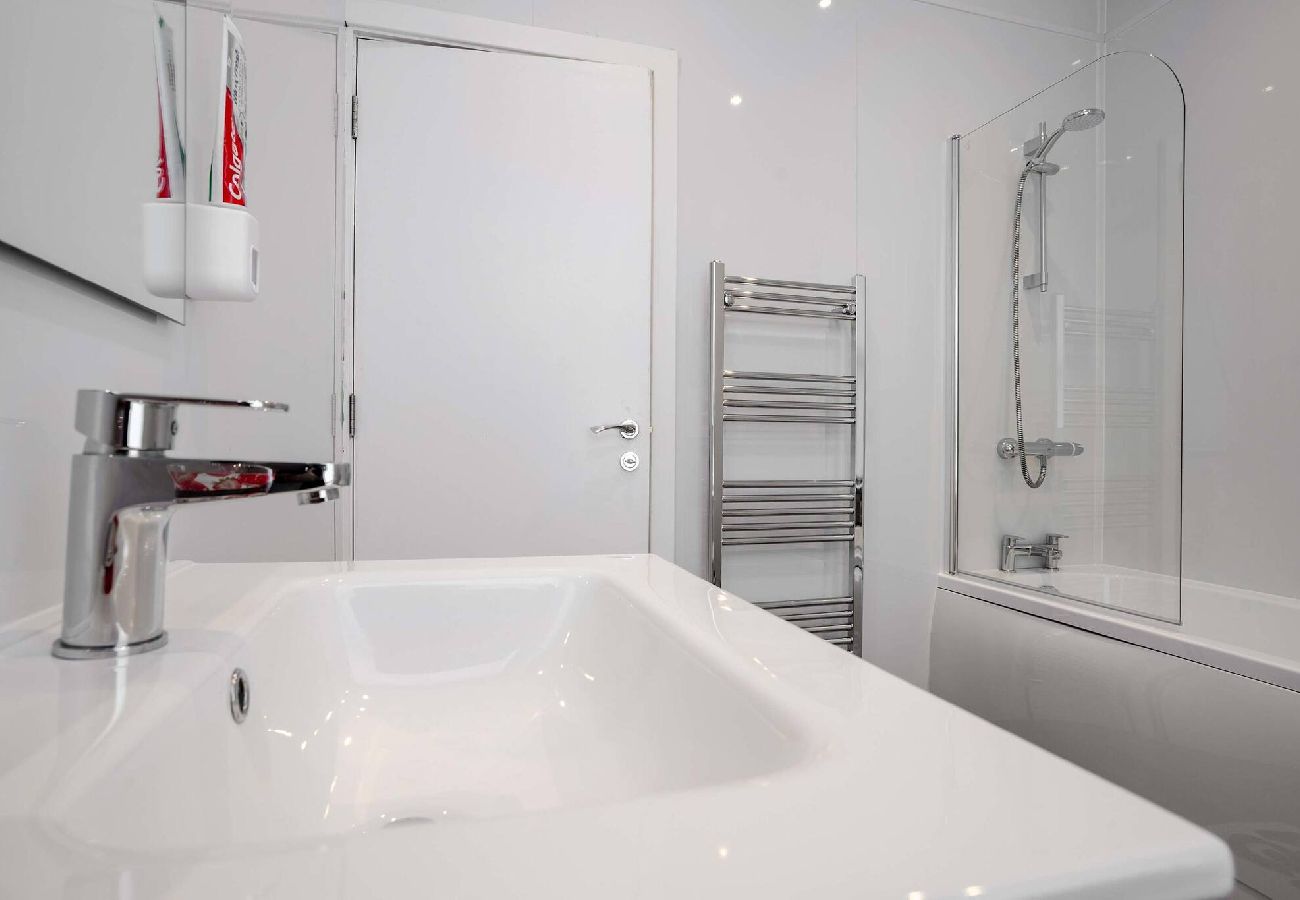 Apartment in Southport - Santiago 2 Southport - Free Private Parking Wi-Fi 