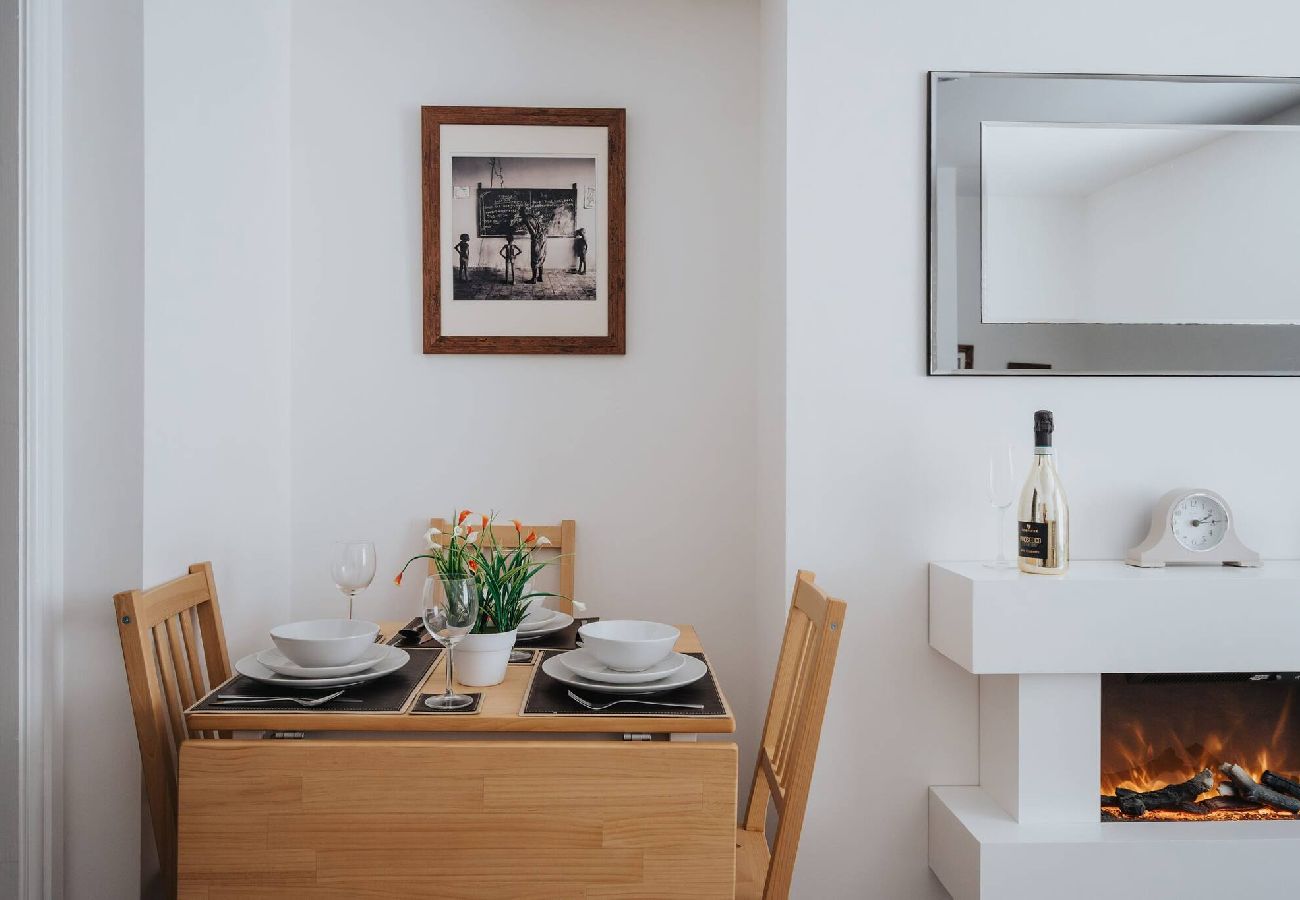 Apartment in Stockport - Fredo's Apt - 1 bed, Free Parking, Wi-Fi, Hospital 